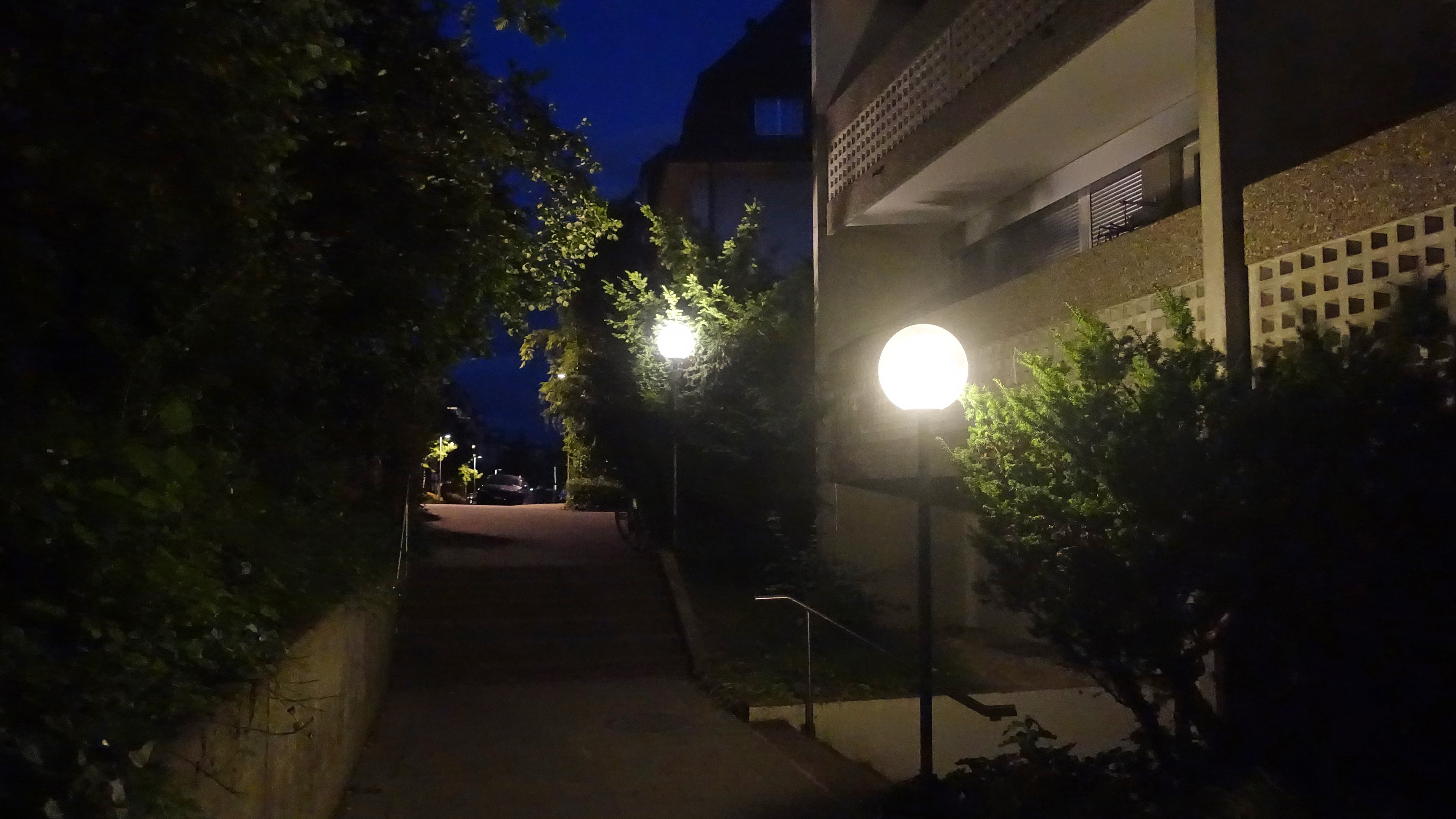 Kugelleuchten vor Wohnung
